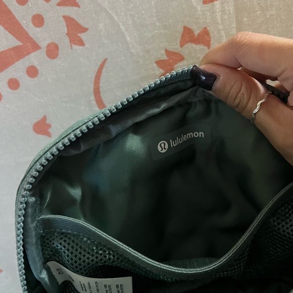 BRAND NEW WITH TAGS! LULULEMON ATHLETICA everywhere belt bag - tidewater teal - Picture 3 of 3